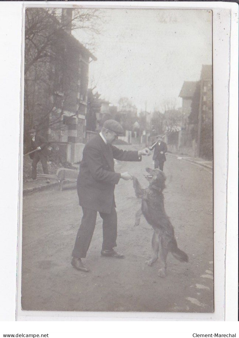 SURREALISME : Carte Photo Du Même Homme Apparaissant 3 Fois (photo-montage) (chien) - Très Bon état - Autres & Non Classés