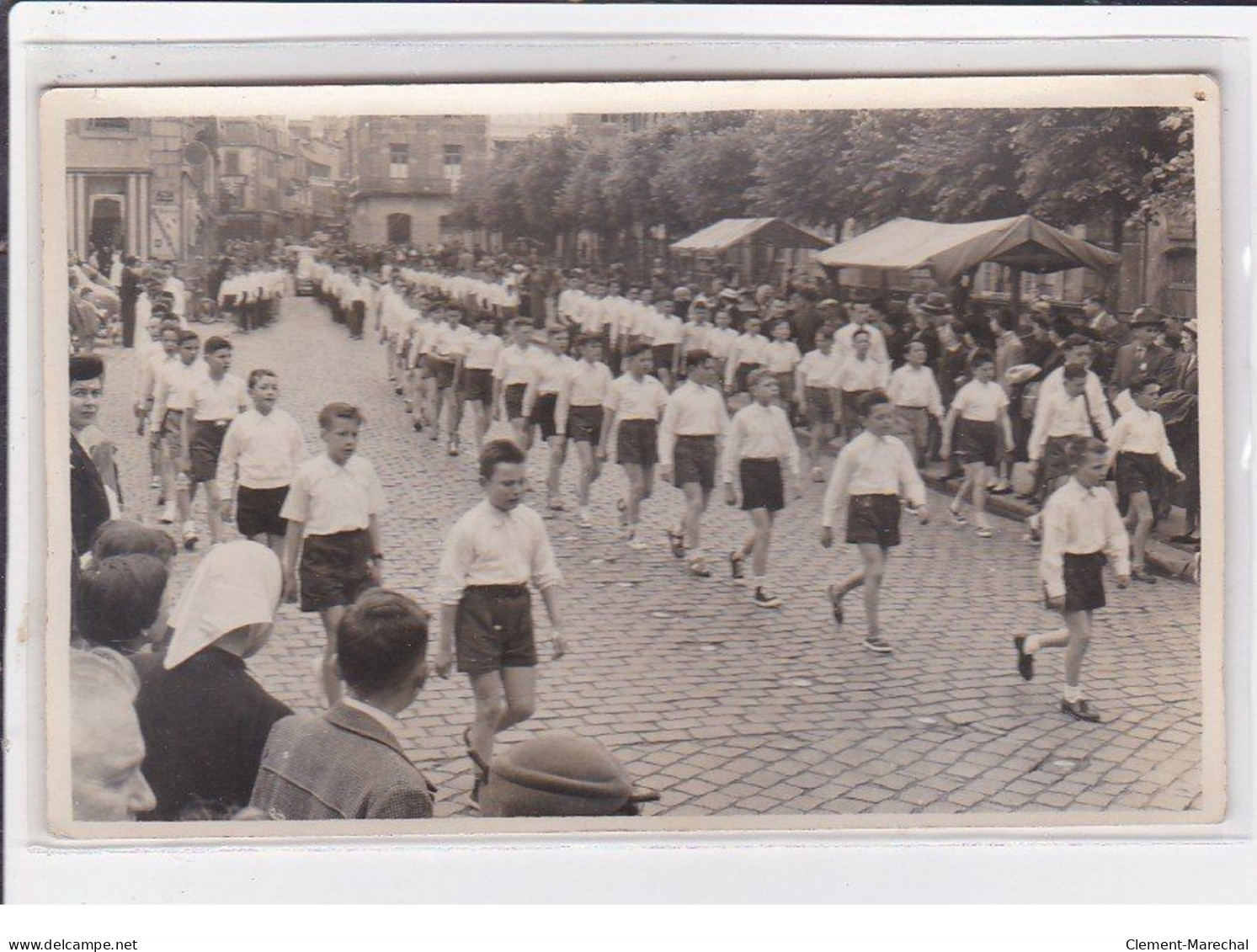 QUIMPER : Lot De 2 Photos Format 10x15 Cm + Une Carte Photo Du Défilé Des écoles Libres En 1957 - Très Bon état - Quimper