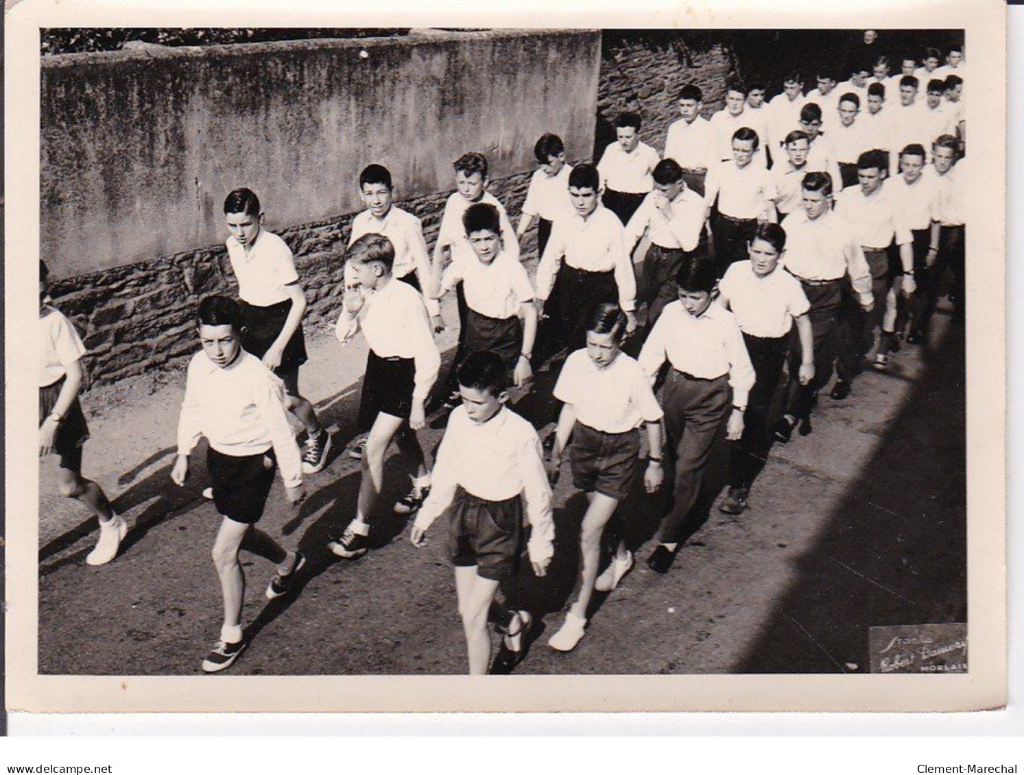 QUIMPER : Lot De 2 Photos Format 10x15 Cm + Une Carte Photo Du Défilé Des écoles Libres En 1957 - Très Bon état - Quimper