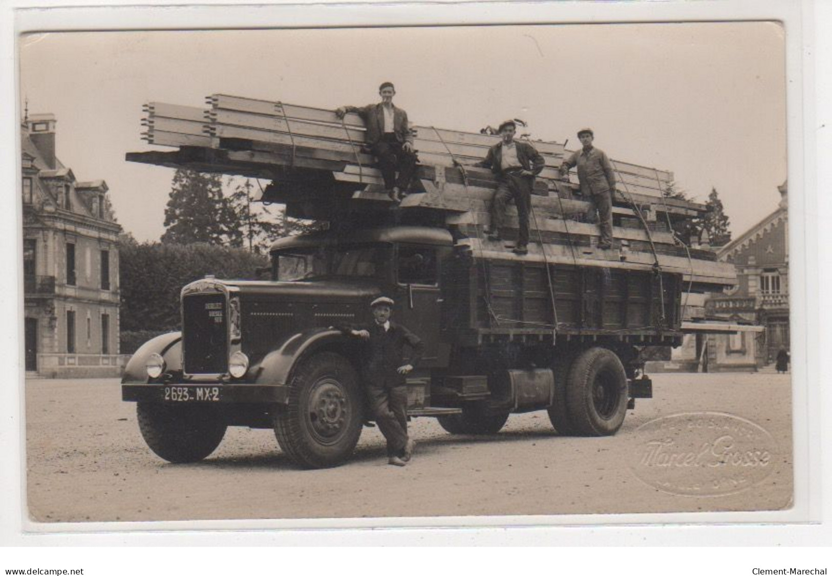L'AIGLE (LAIGLE) : Carte Photo D'un Camion Transportant Des Poutres En Bois Et Métal Sur La Place Boislandry - TBE - L'Aigle