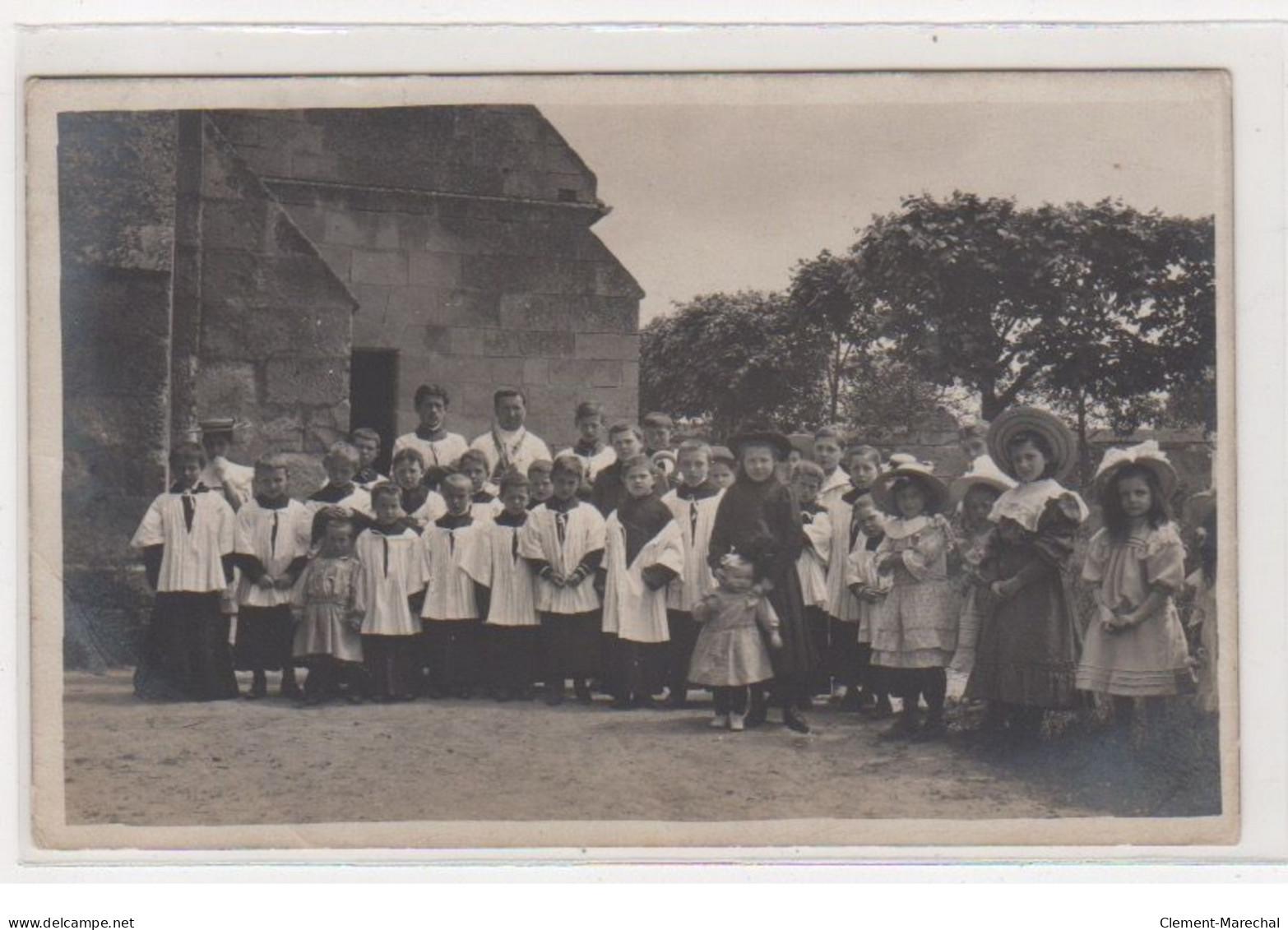 PLESIS BRION : Carte Photo à La Sortie De L'église (enfants De Coeur) - Très Bon état - Autres & Non Classés