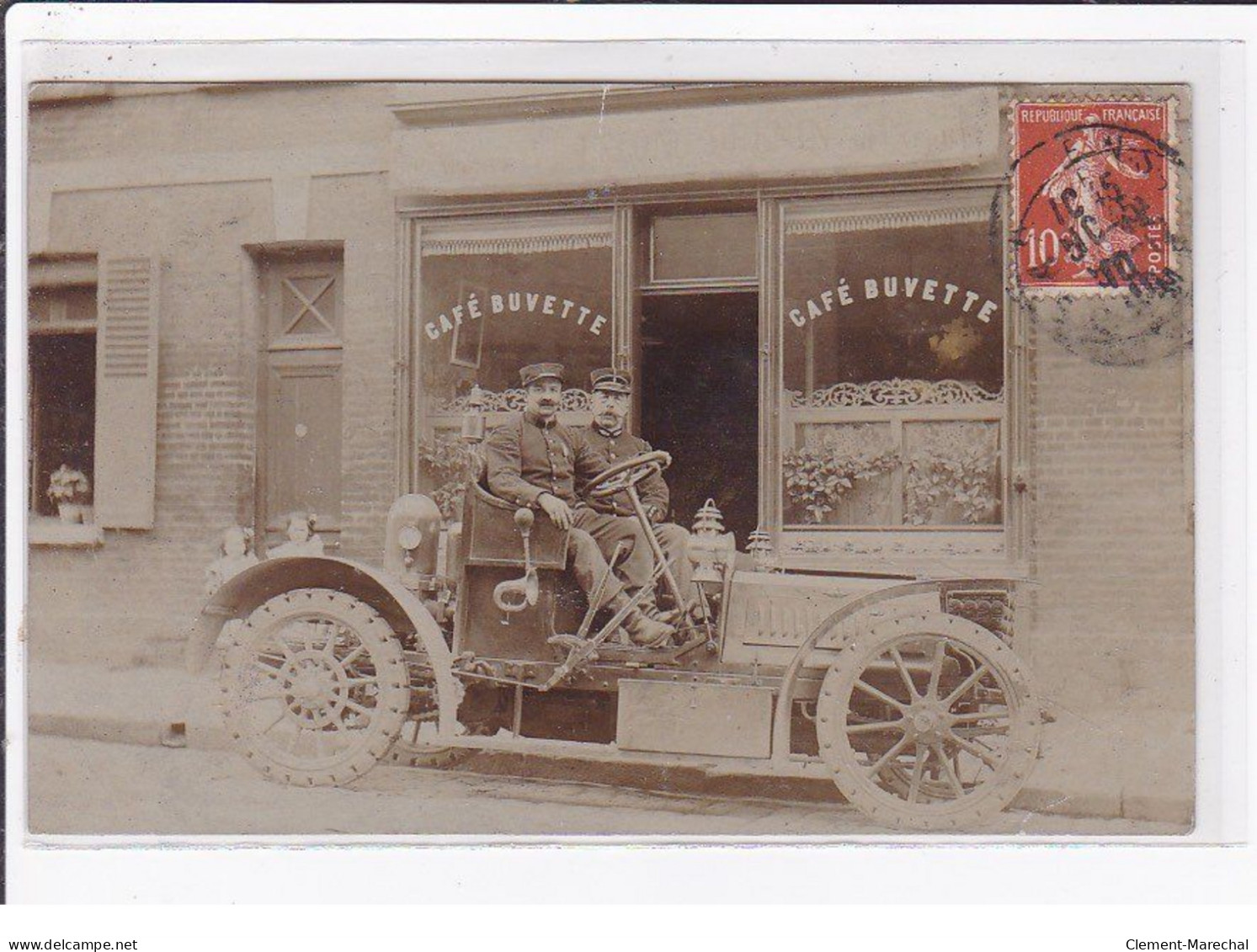 DOULLENS : Carte Photo De Militaires En Automobile Devant Un Café - état - Doullens