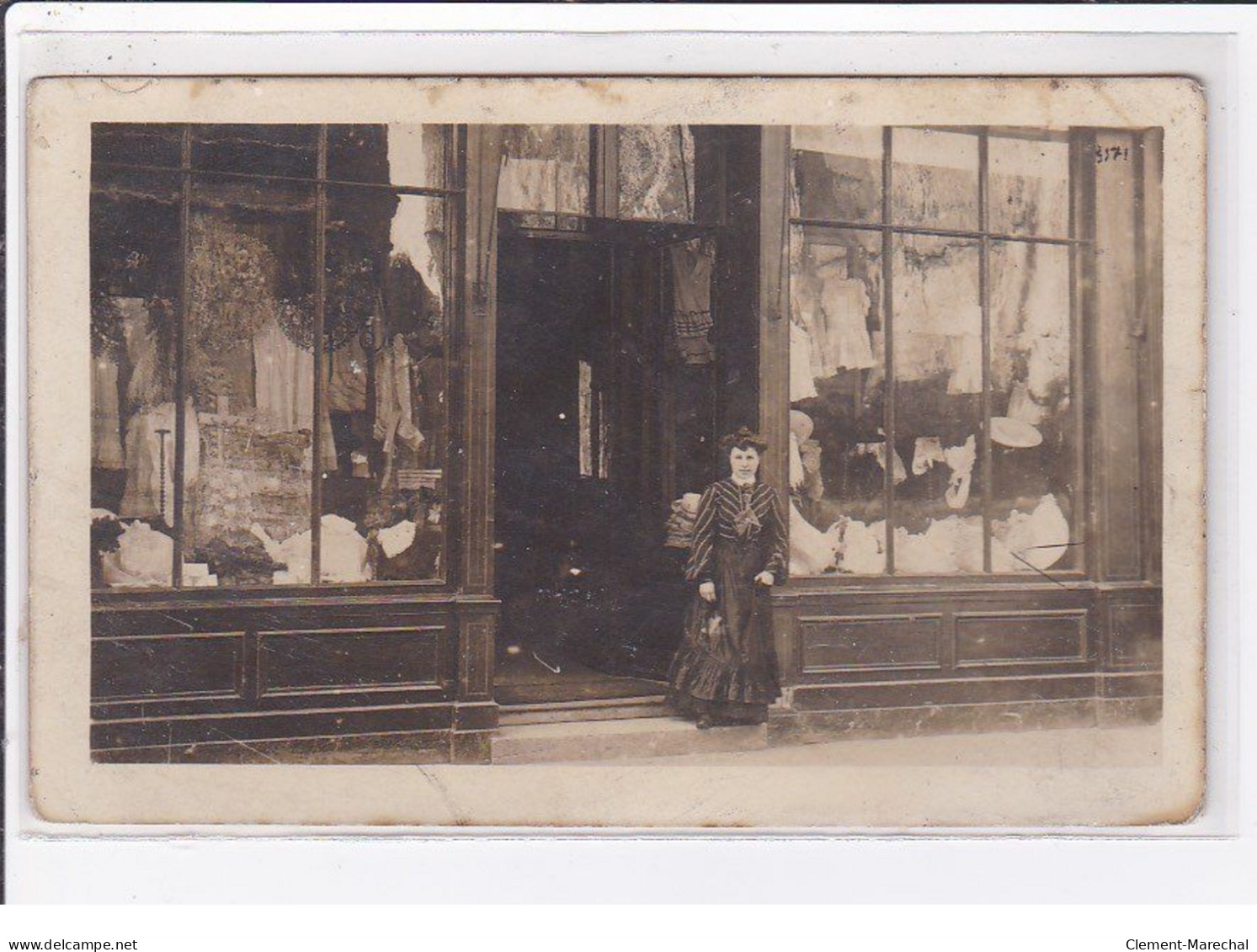 ABBEVILLE : Carte Photo D'un Magasin De Mode - état (traces Au Dos) - Abbeville