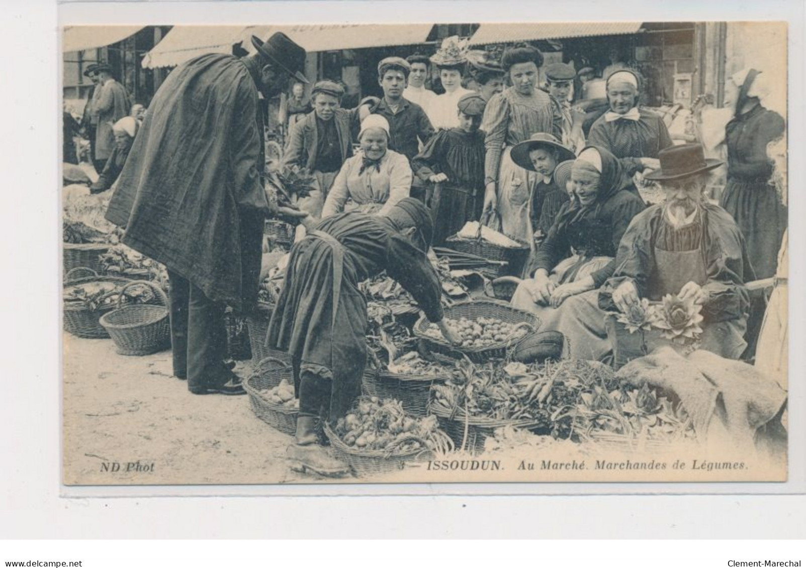 ISSOUDUN - Au Marché, Marchandes De Légumes - Très Bon état - Issoudun