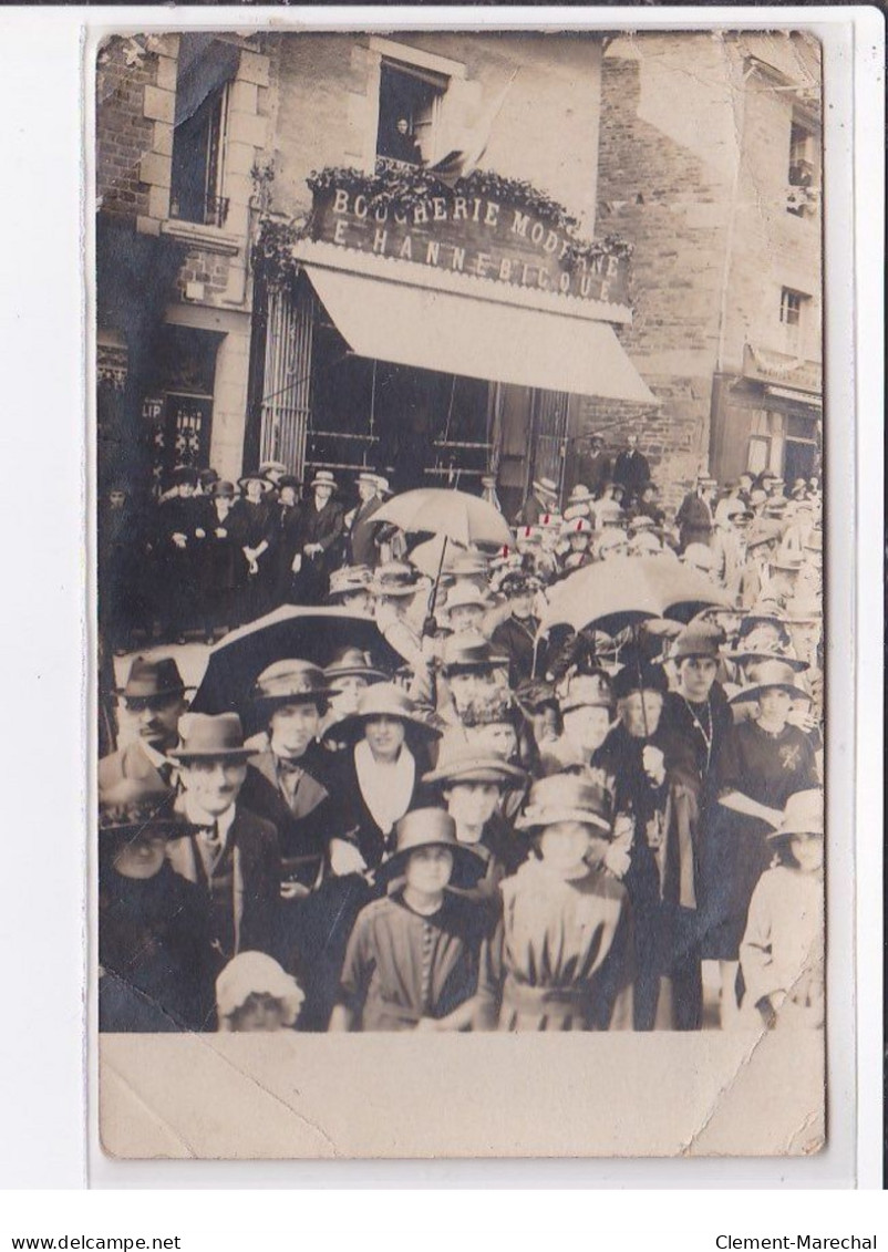 FLERS : Carte Photo D'un Groupe Devant La Boucherie Moderne Hannebicque - état - Flers