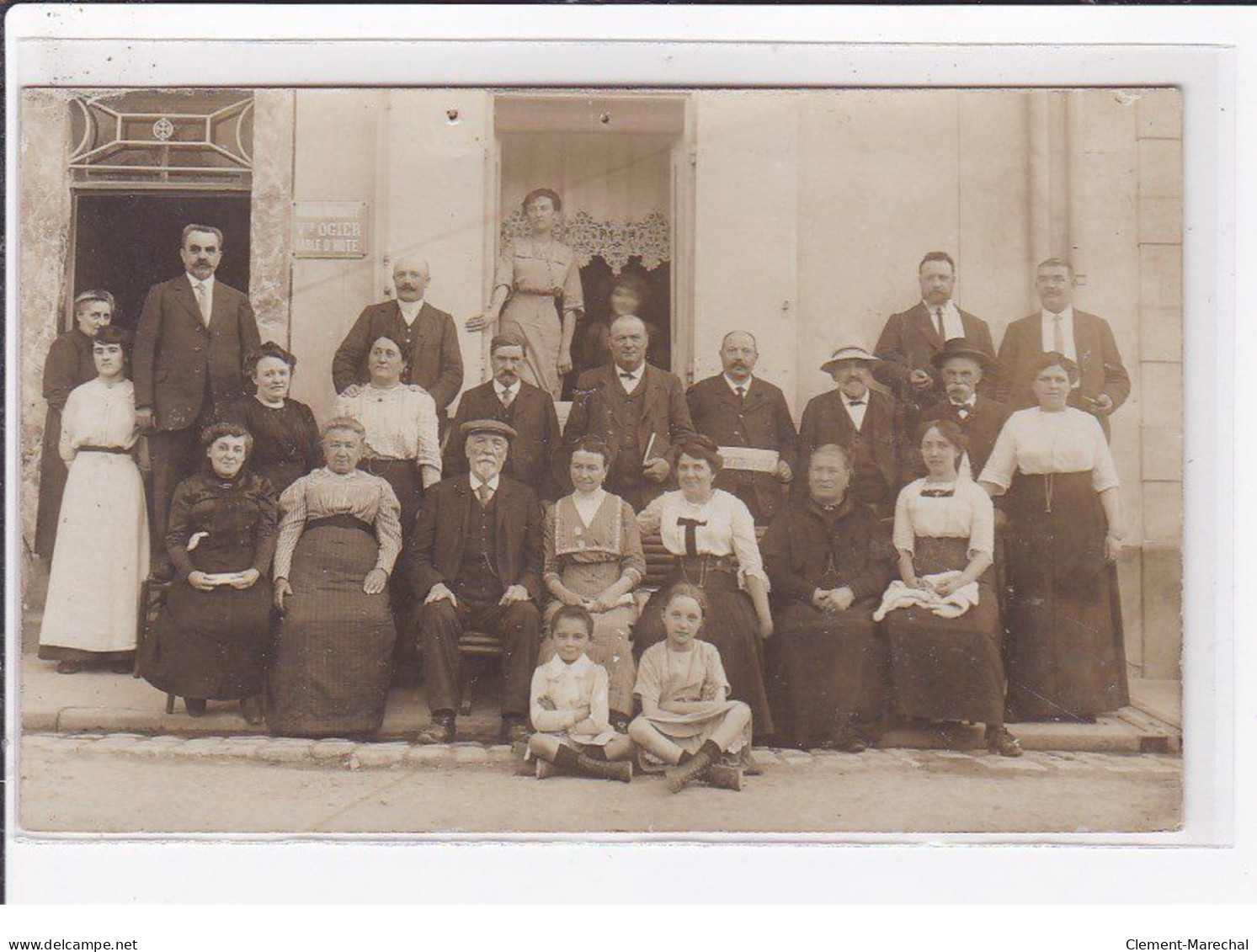 A LOCALISER : Carte Photo D'un Groupe Devant L'hotel OGIER (journal La Haute Loire) - état - Otros & Sin Clasificación