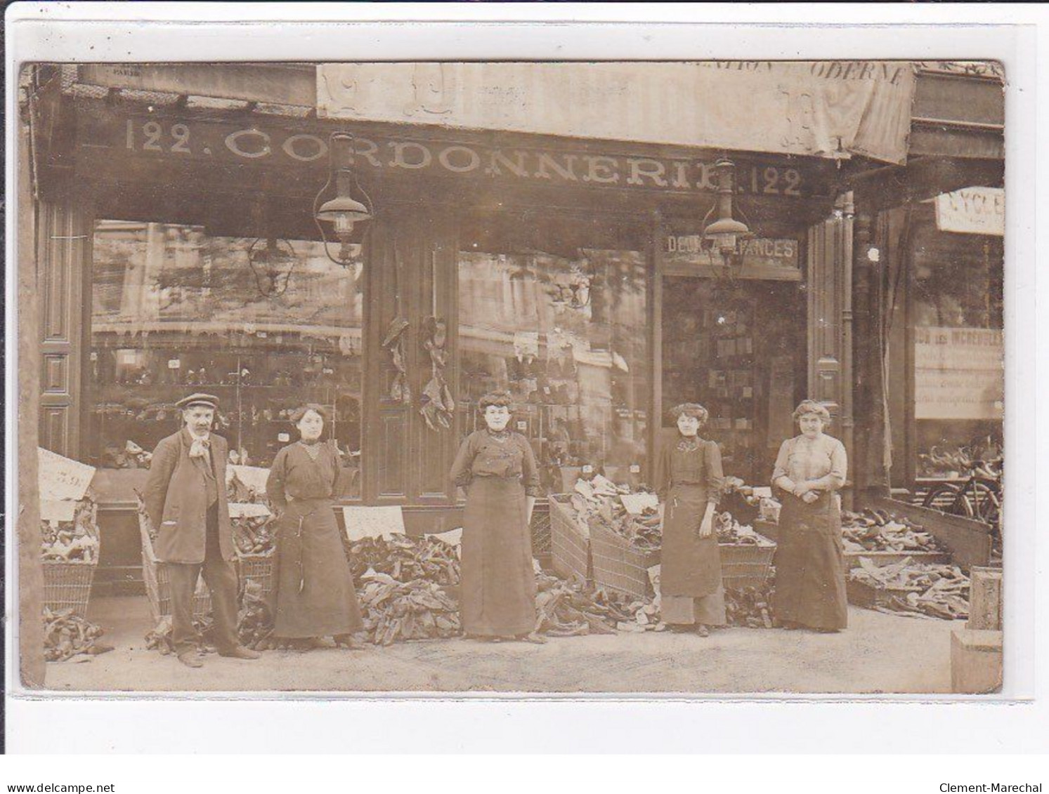 PARIS 11 ème : Carte Photo De La Cordonnerie "aux Deux Alliances" Au 122 Boulevard Voltaire - Très Bon état - Distretto: 11