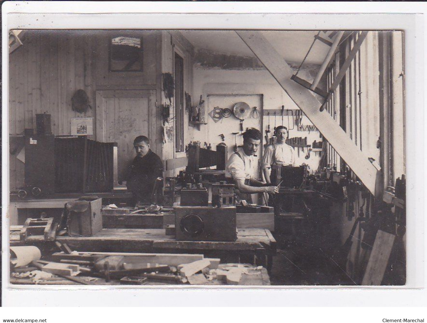 PARIS ? : Carte Photo D'un Atelier De Fabrication De Chambre Noire (matériel Photographique - Menuisier)- Très Bon état - Photographs