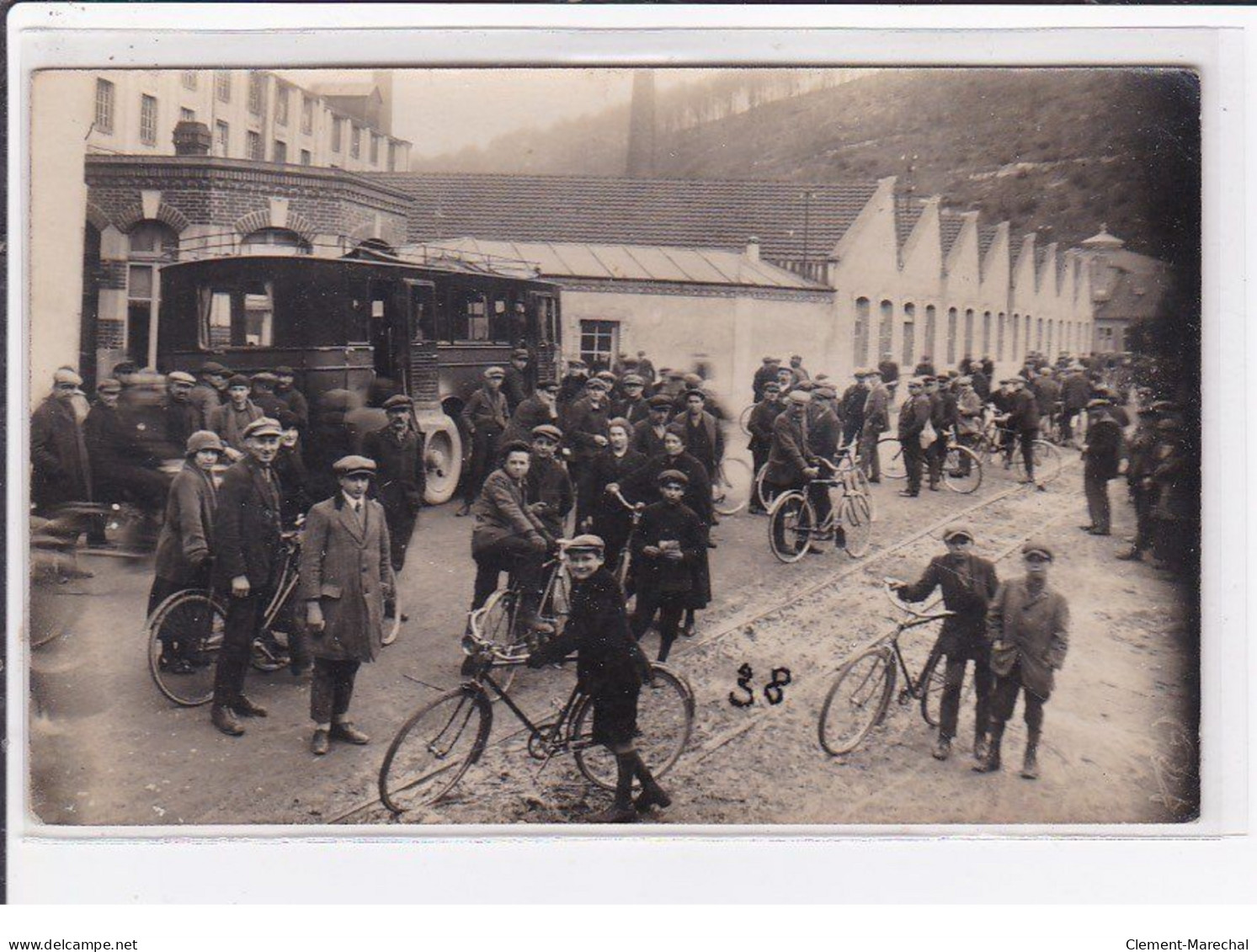 BELFORT : Carte Photo De La Sortie De L'usine De La Société Alsacienne De Construction (autobus) -très Bon état - Belfort - Stad