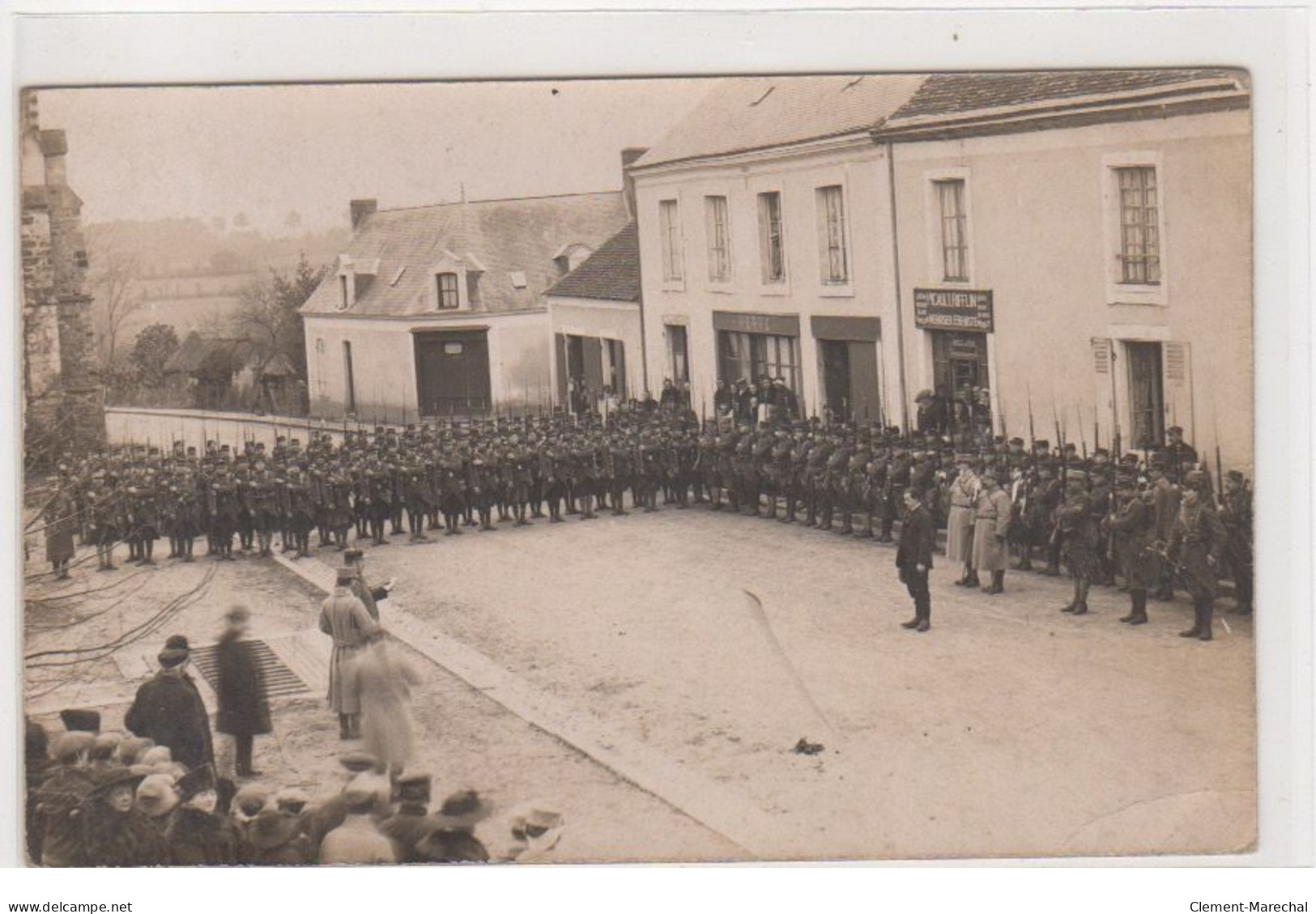 A LOCALISER : Carte Photo D'une Revue Militaire (magasin De Meubles Picault Rifflin) - Très Bon état - Autres & Non Classés