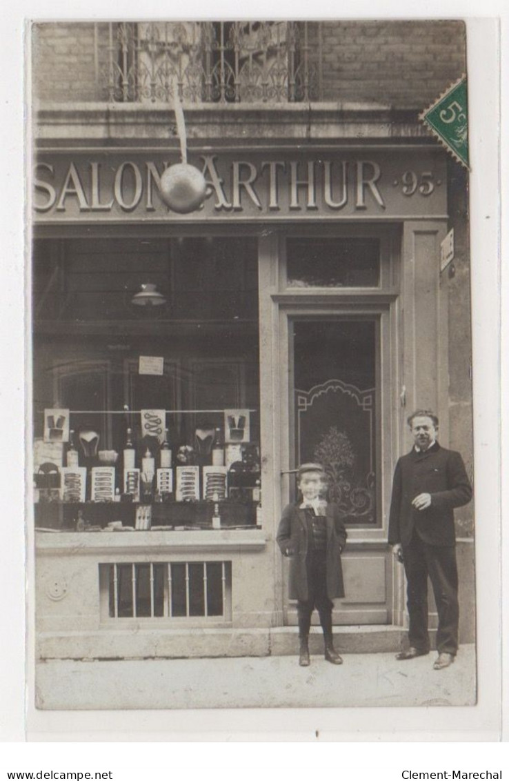 PARIS : Carte Photo Du Salon De Coiffure ARTHUR (coiffeur Au 46 Avenue Du Maine) - Bon état (adhérence Au Dos) - Arrondissement: 15