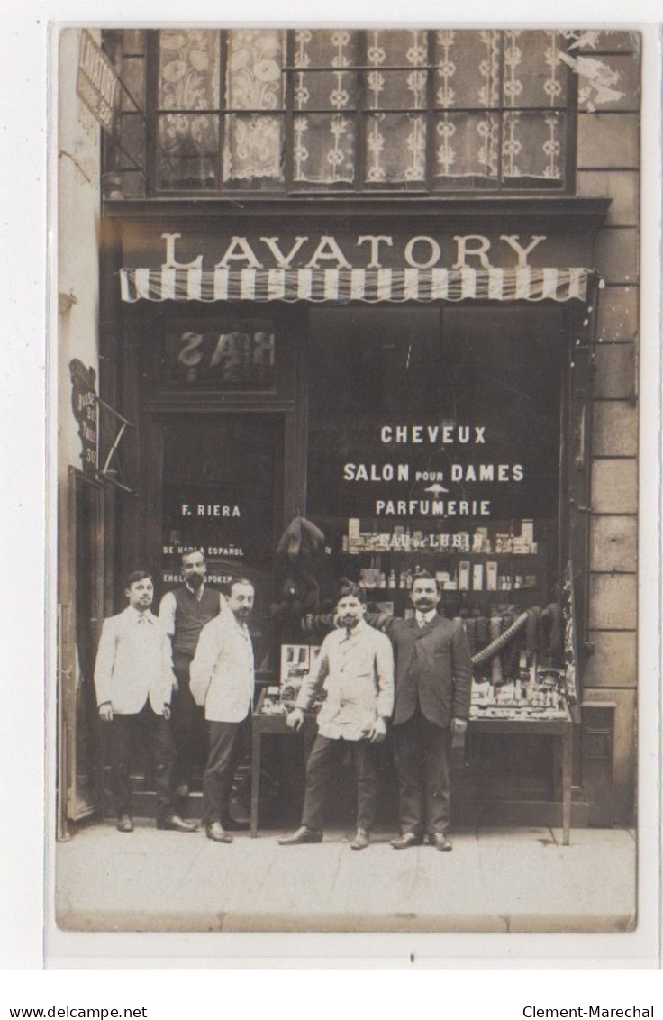 PARIS : Carte Photo Du Lavatory RIERA - Coiffeur - Salon De Coiffure Au 237 Rue Saint Denis - Très Bon état - Arrondissement: 02