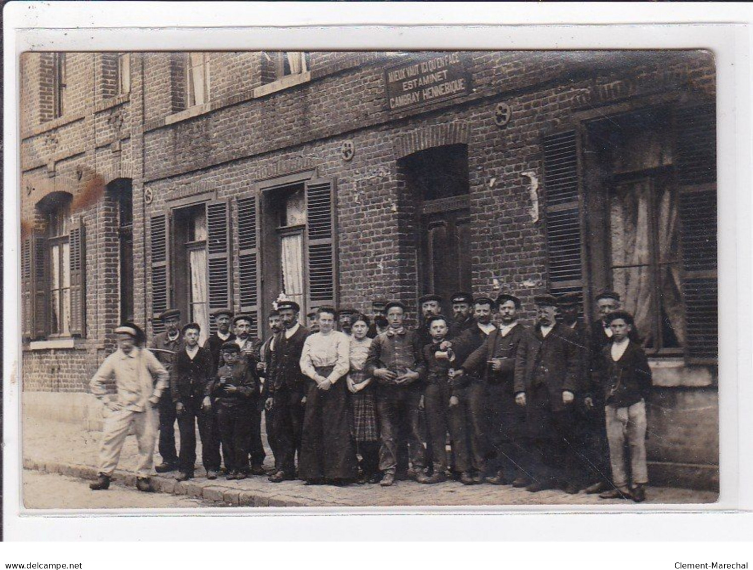 A LOCALISER : Carte Photo De L'estaminet CAMBRAY HENNEBIQUE "mieux Vaut Içi Qu'en Face" - état (trace Au Dos) - Sonstige & Ohne Zuordnung