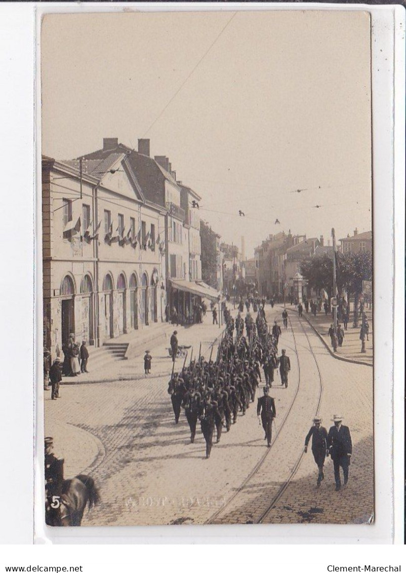 ROANNE : Lot De 5 Cartes Photo D'un Défilé Militaire (photo Bost) - Bon état Général - Roanne