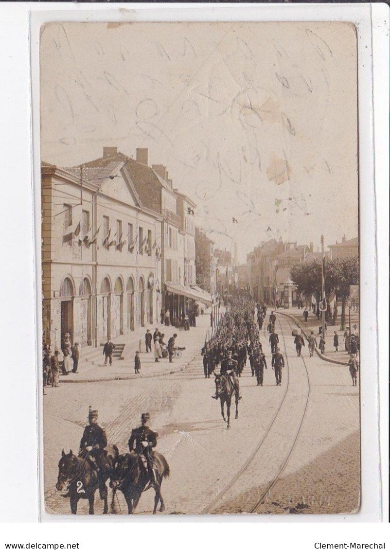 ROANNE : lot de 5 cartes photo d'un défilé militaire (photo Bost) - bon état général