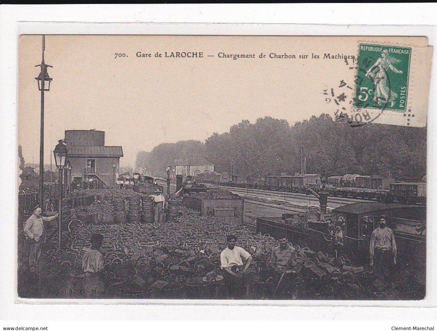 LAROCHE : La Gare, Chargement De Charbon Sur Les Machines - Très Bon état - Laroche Saint Cydroine