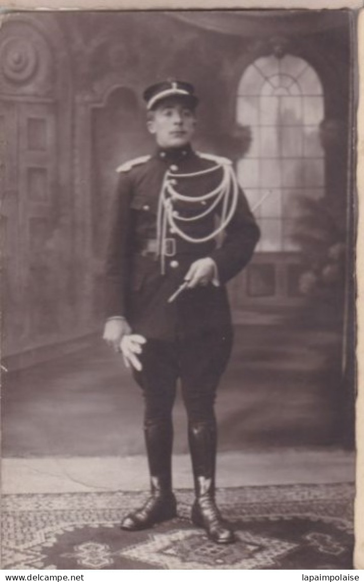 Carte Photo Militaire étranger  Uniforme Inconnue  Sur Képi Sorte De Cocarde  A Identifier Peut être Italien  Réf 29891 - Guerre, Militaire