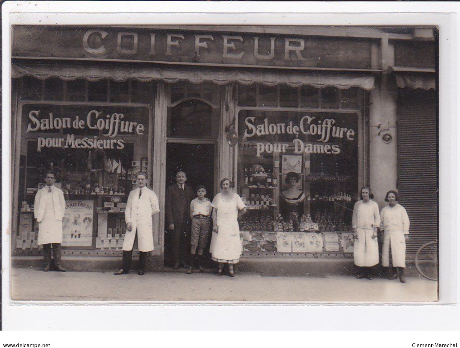 A LOCALISER 67/68 : Carte Photo D'un Salon De Coiffure - Très Bon état - Other & Unclassified