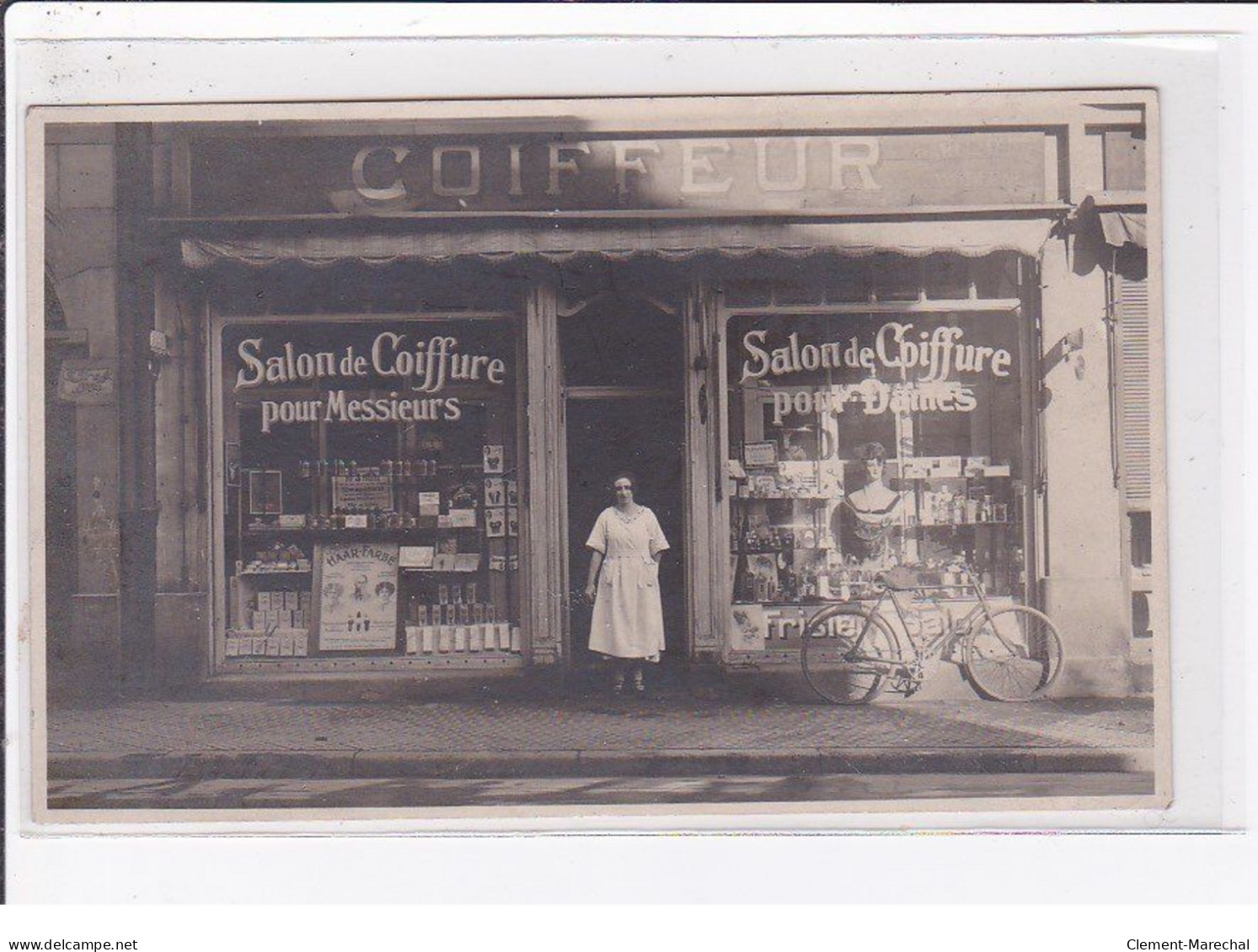 A LOCALISER 67/68 : Carte Photo D'un Salon De Coiffure - Très Bon état - Altri & Non Classificati