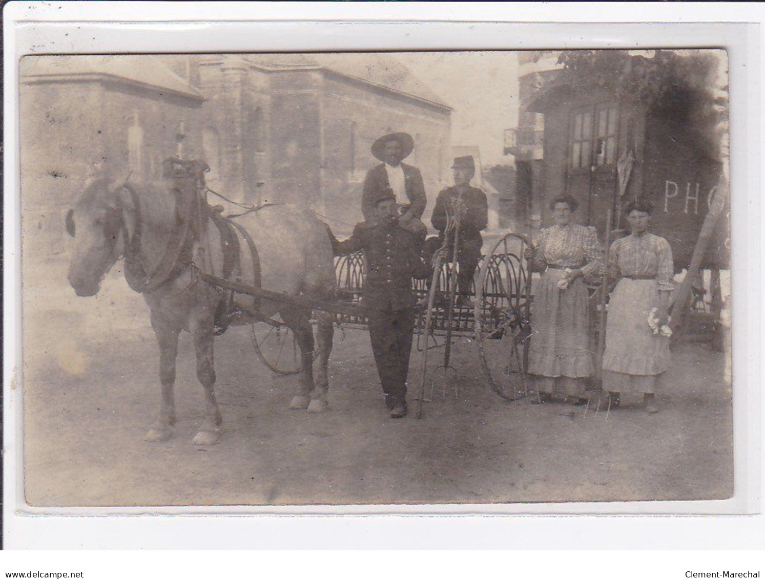 A LOCALISER : Carte Photo D'un Attelage (agriculture - Materiel Agricole)(église) (cachet Du 62) - Très Bon état - Sonstige & Ohne Zuordnung