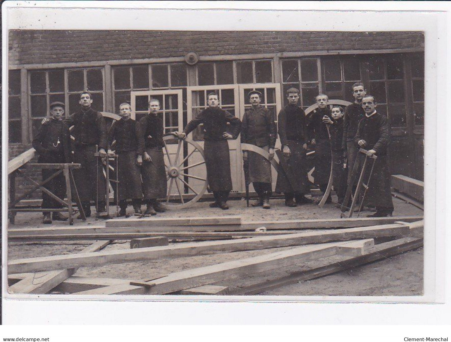 A LOCALISER : Carte Photo D'un Atelier De Charrons (photo Legrand à Calais) - Très Bon état - Calais