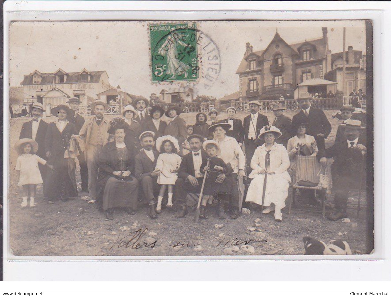 VILLERS SUR MER : Carte Photo D'une Scène De Plage (villa Au Fond)(travaux D'art Et De Commerce) - état - Villers Sur Mer