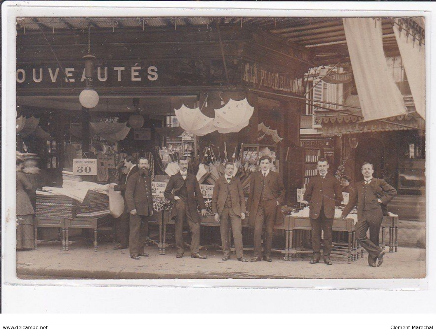 PARIS 9ème : Carte Photo Du Grand Magasin "A La Place Blanche" (quincaillerie - Parapluies) (sur La Place Blanche) - District 09