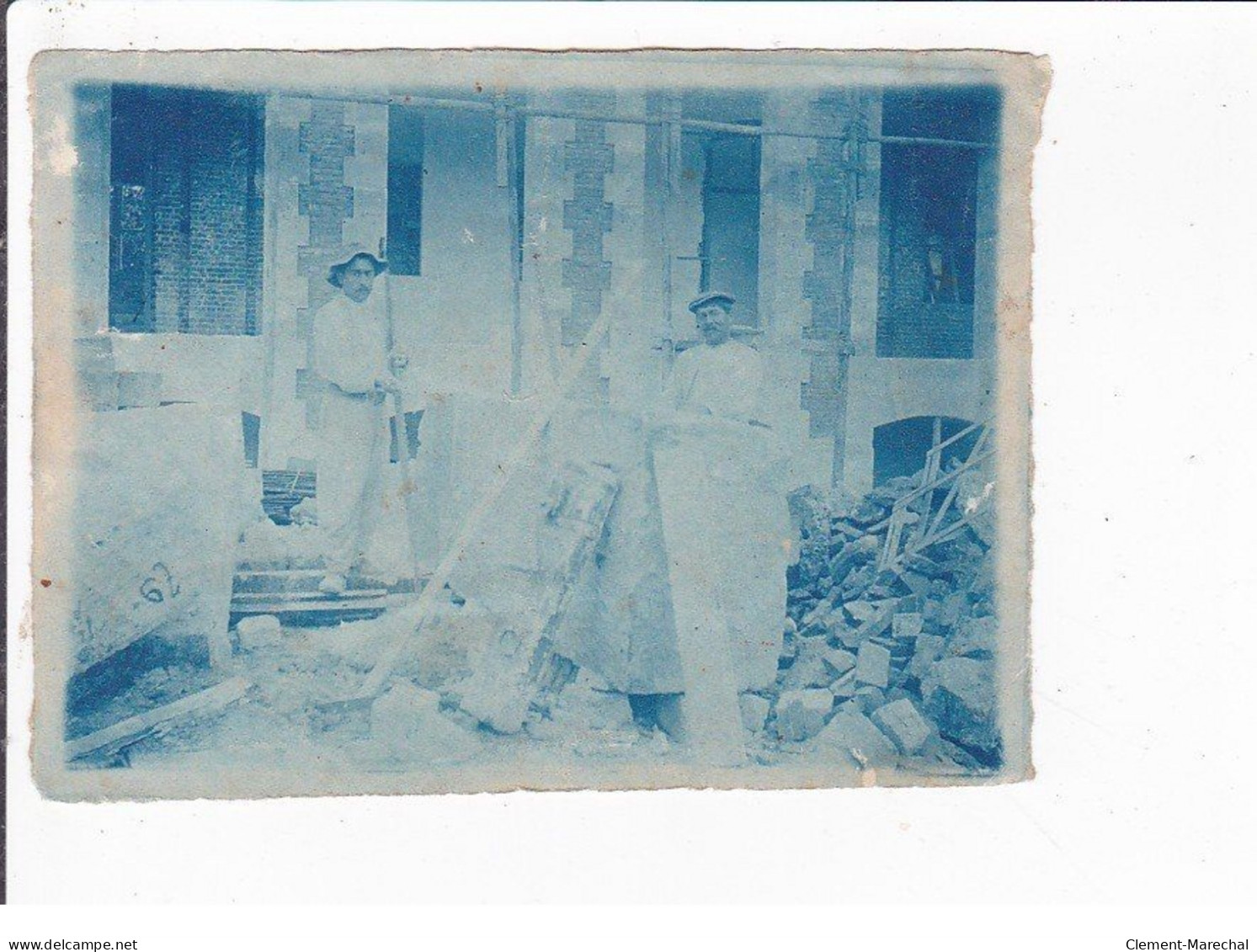 PARIS (a localiser) : lot de 6 cyanotypes et 1 carte photo d'un chantier (tailleur de pierre)- très bon état