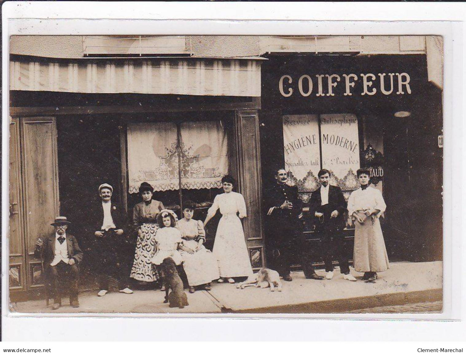 Carte Photo De Commerce : Coiffeur - (cachet Du 9ème Régiment D'infanterie Au Dos) -  état - Magasins