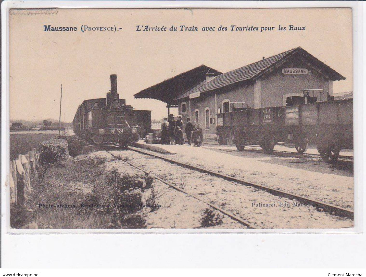 MAUSSANE - L'arrivée Du Train Avec Les Touristes Pour Les Baux - état - Other & Unclassified