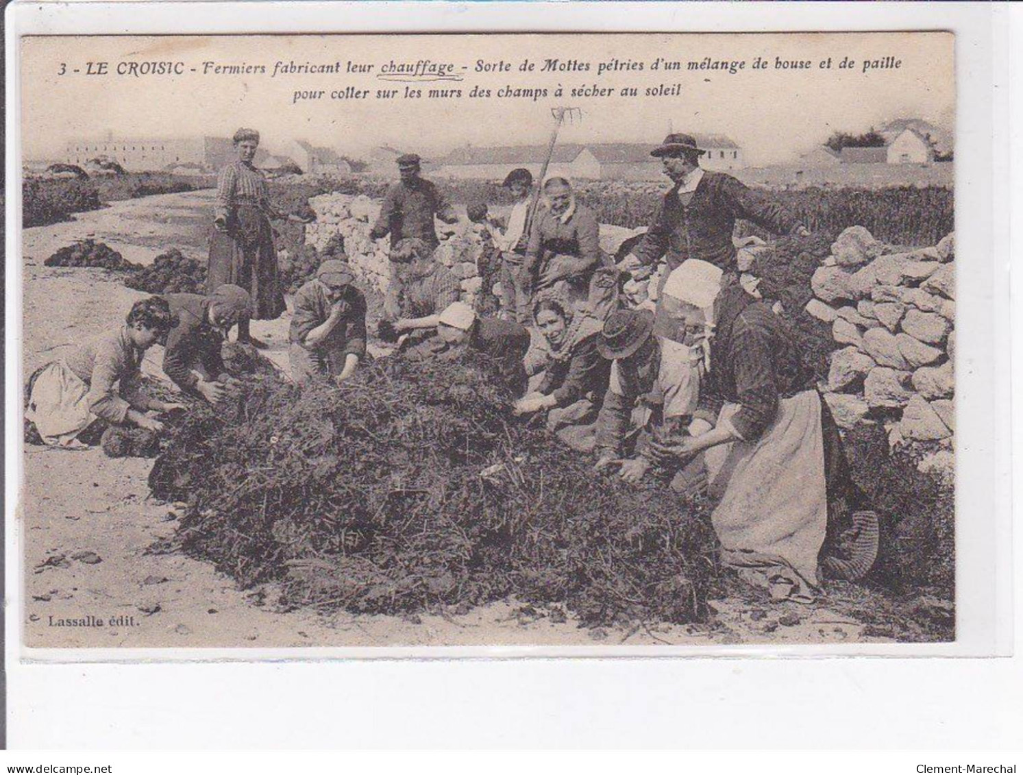 LE CROISIC - Fermiers Fabricant Leur Chauffage - Sorte De Mottes Pétries D'un Mélange De Bouse Et De Paille - état - Le Croisic