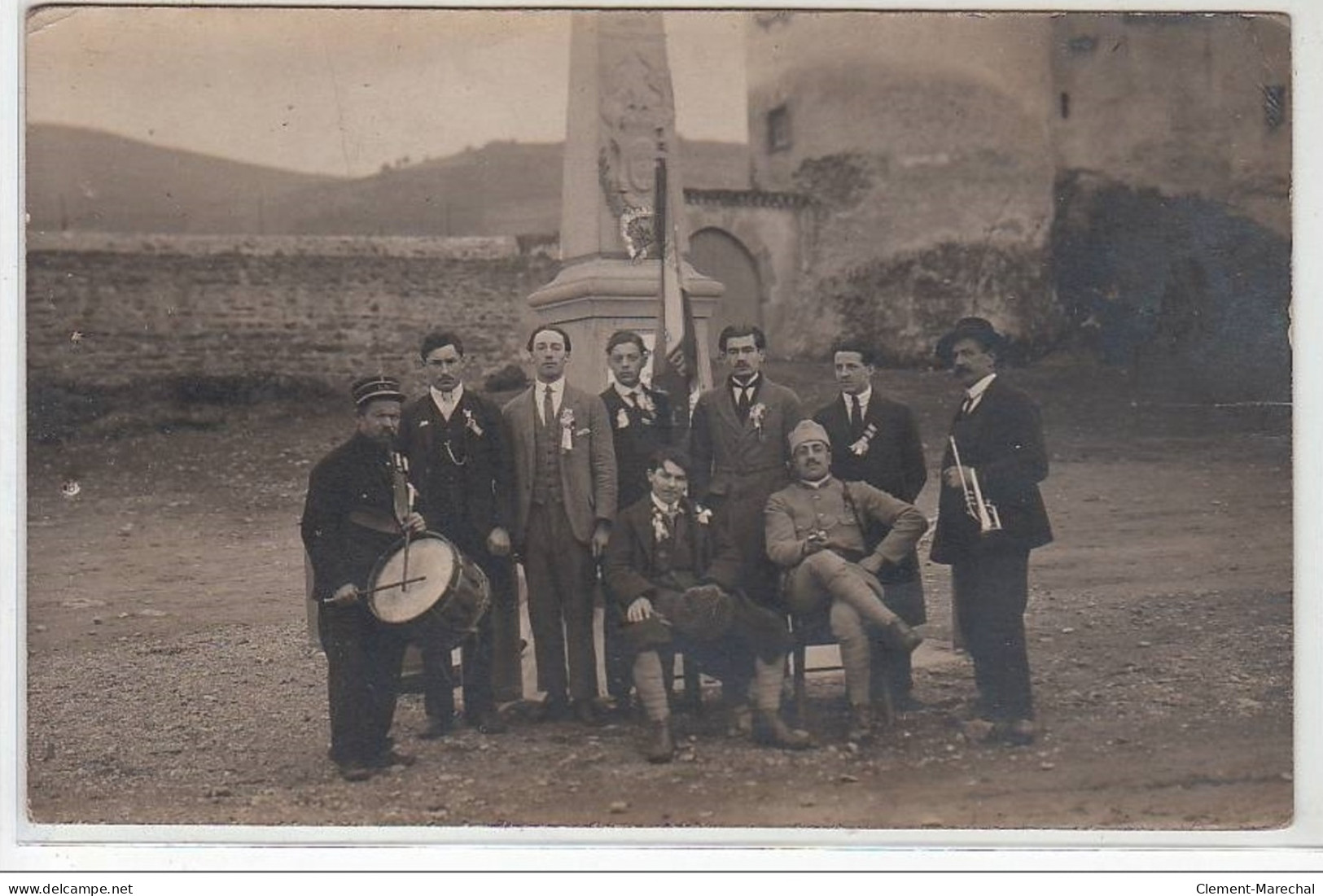 LAVOUTE CHILHAC : Carte Photo Du Tambour De Ville Devant Le Monument Aux Morts (conscrits)- Très Bon état - Altri & Non Classificati