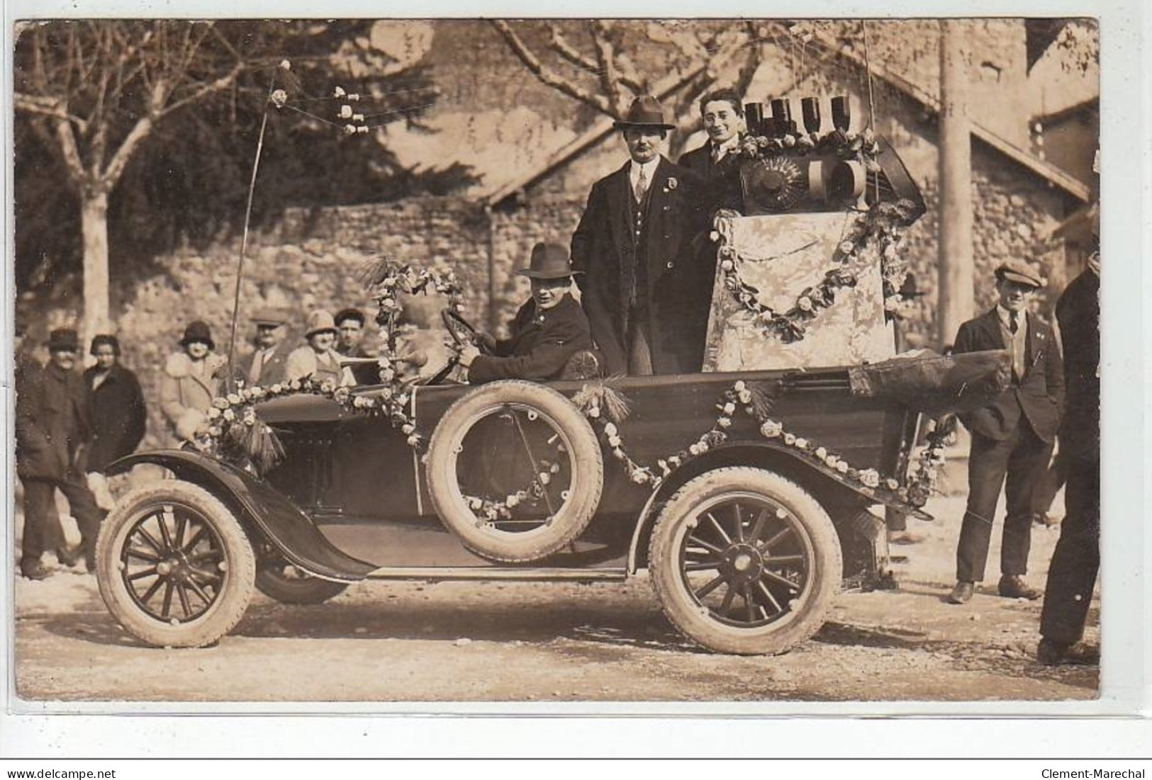 ROMANS SUR ISERE ? : Carte Photo D'une Automobile Lors D'une Fête Vers - Très Bon état - Romans Sur Isere