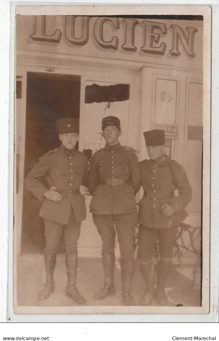 MARSEILLE : Carte Photo De Militaires Devan Le Bar """"chez Lucien"""" En 1930 - Très Bon état - Non Classés