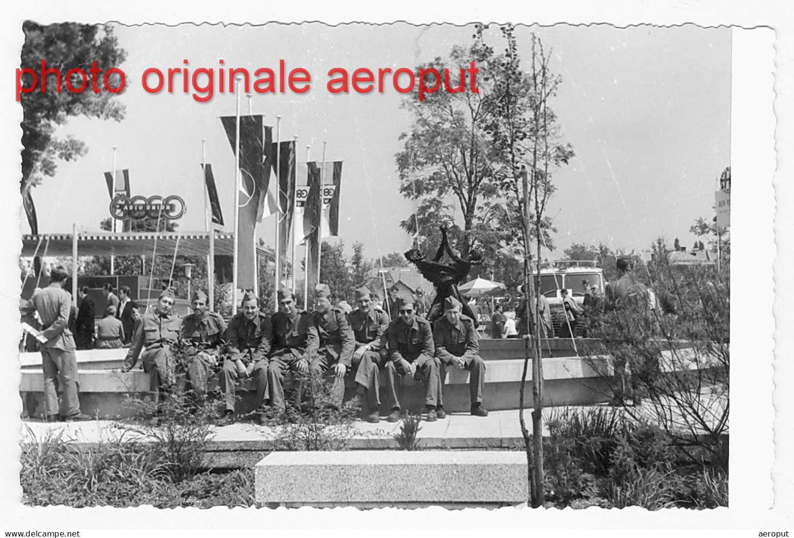 Photo Ancienne, Soldats, Publicité De DKW, Auto Union, Mercedes, Exposition Automobile Ljubljana, Slovénie 1960 - Coches