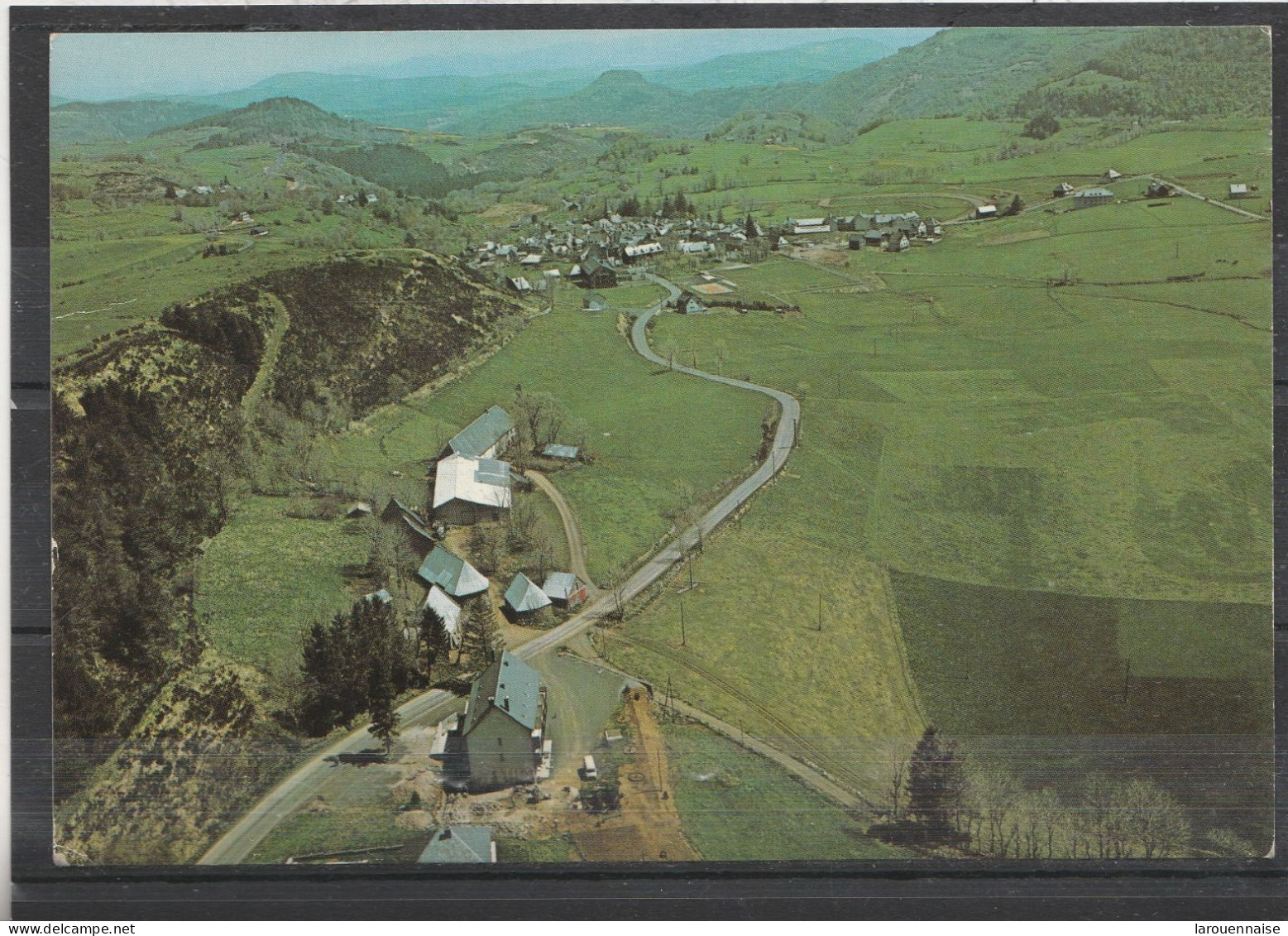 63 - BESSE EN CHANDESSE - Au 1er Plan Auberge De La Petite Ferme - Panorama Sur Besse En Chandesse - Autres & Non Classés