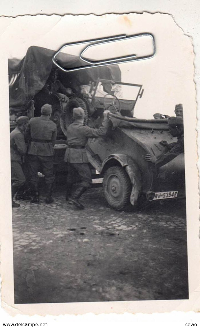 PHOTO GUERRE CHAR TANK DECHARGEMENT VOITURE D'UN CAMION DE LA WEHRMACHT ALLEMANDE - Krieg, Militär