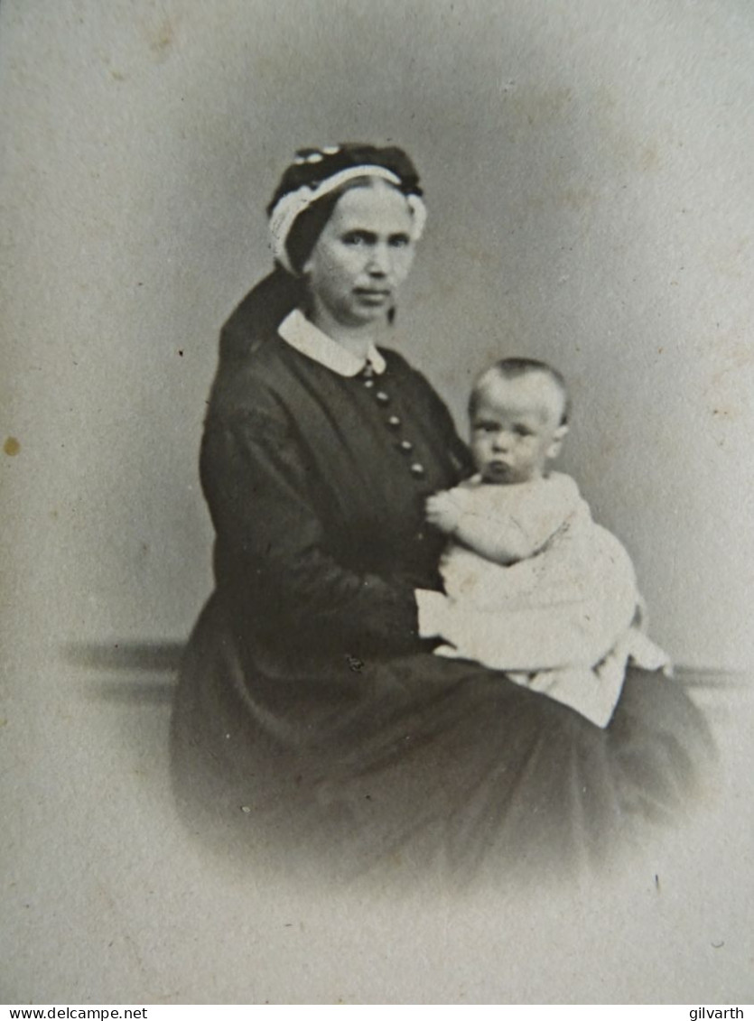 Photo Cdv E. Villette, Paris - Bébé Et Sa Nourrice, Pierre Martelet, Vers 1865 L679 - Oud (voor 1900)