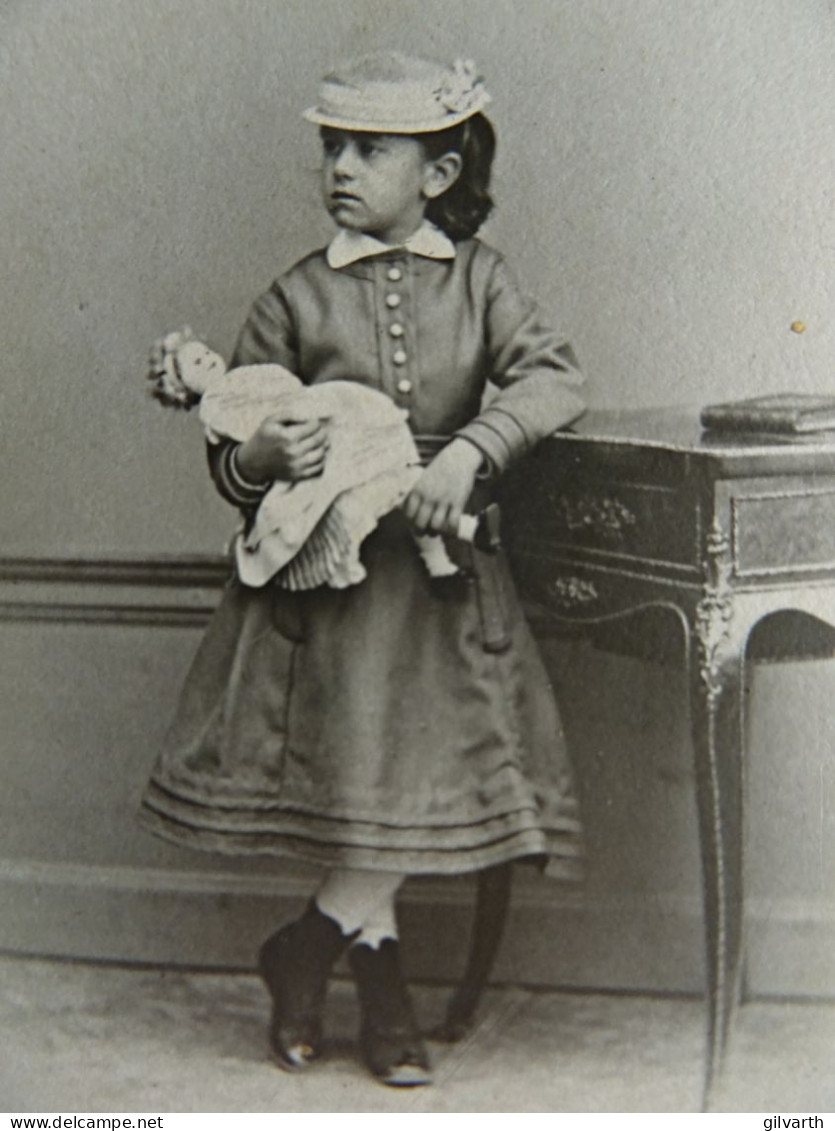 Photo Cdv E. Villette, Paris - Madeleine Martelet Et Sa Poupée, Second Empire En 1869 L679 - Alte (vor 1900)