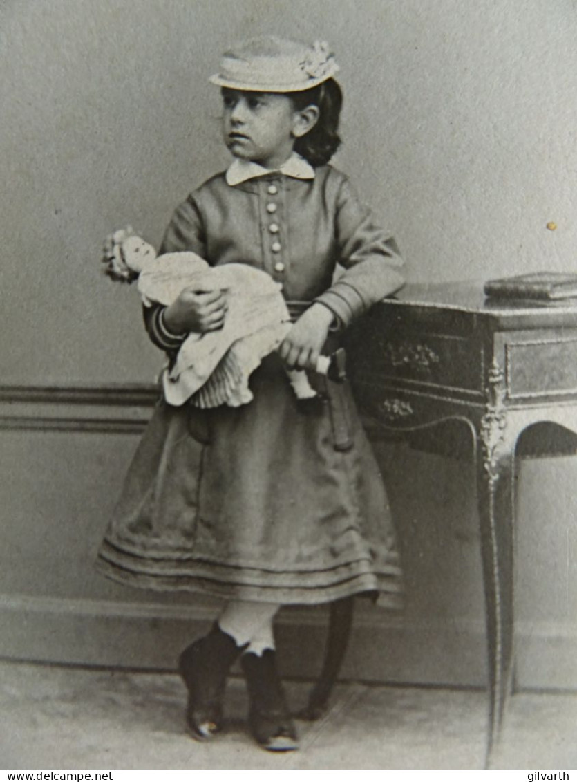 Photo Cdv E. Villette, Paris - Madeleine Martelet Et Sa Poupée, Second Empire En 1869 L679 - Antiche (ante 1900)