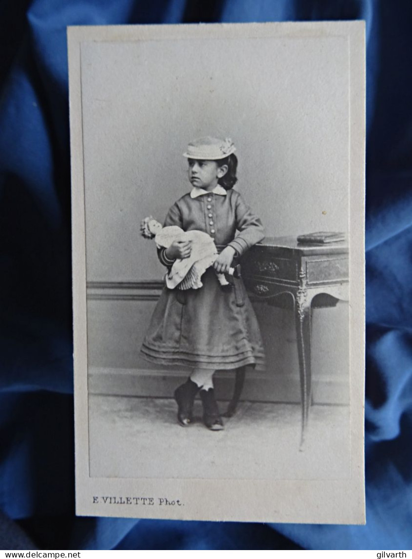 Photo Cdv E. Villette, Paris - Madeleine Martelet Et Sa Poupée, Second Empire En 1869 L679 - Ancianas (antes De 1900)