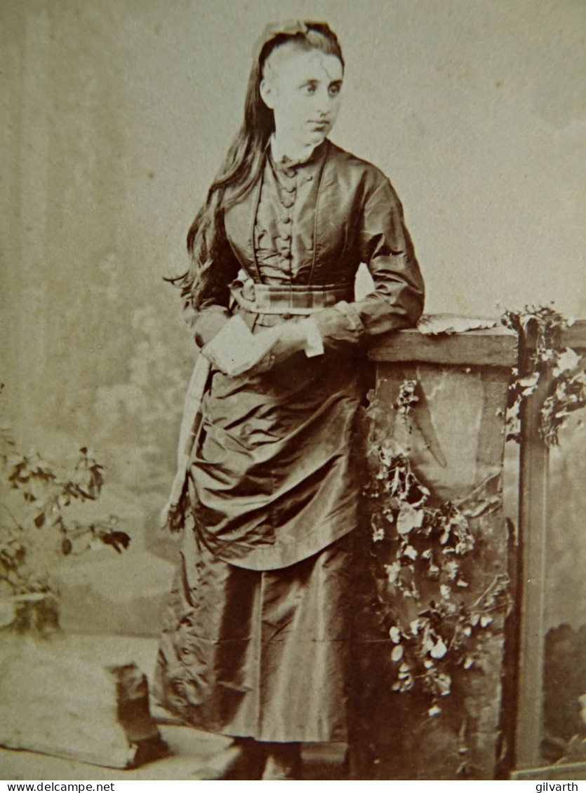Photo Cdv Le Jeune, Paris - Jeanne Martelet 1858-1929 (épouse Conrad Portalis) En 1876 L679 - Ancianas (antes De 1900)