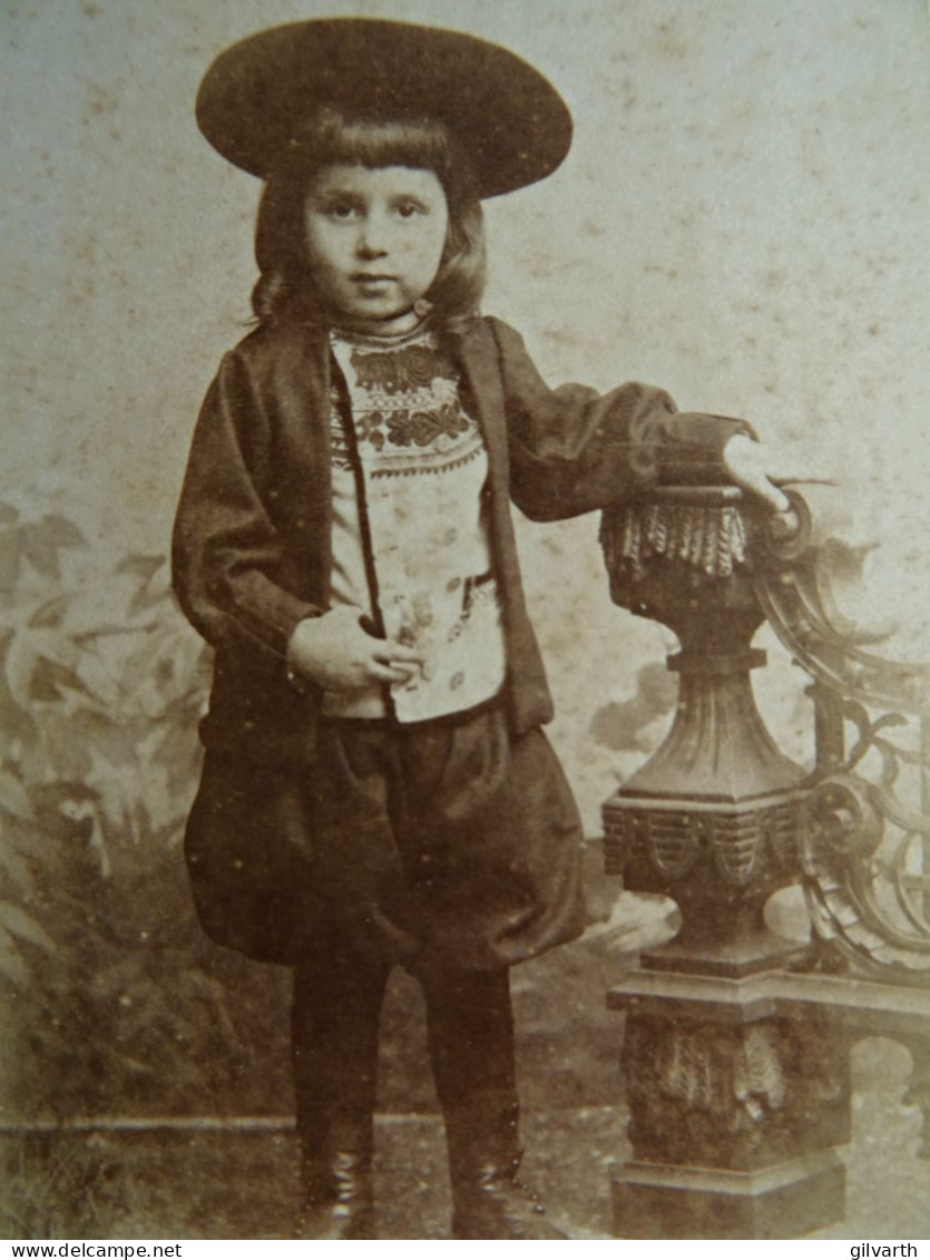 Photo Cdv Lund Hansen, Copenhague - Xavier Lacombe De La Tour à 3 Ans (fis D'ernest) En Costume De Breton Vers 1891 L679 - Ancianas (antes De 1900)