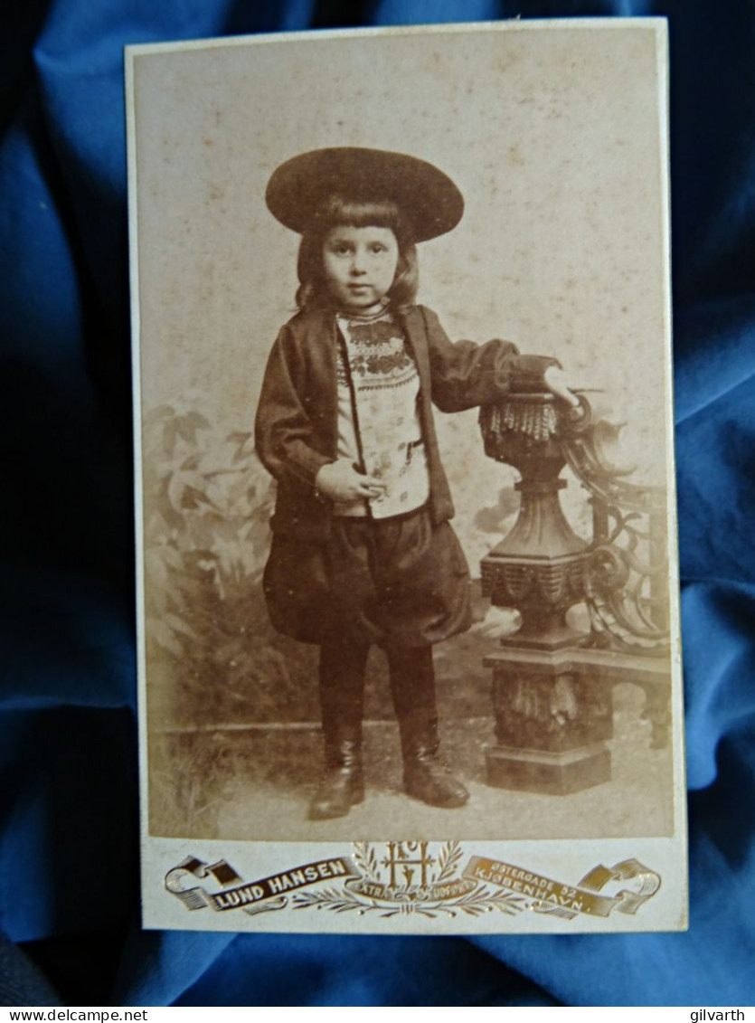 Photo Cdv Lund Hansen, Copenhague - Xavier Lacombe De La Tour à 3 Ans (fis D'ernest) En Costume De Breton Vers 1891 L679 - Antiche (ante 1900)