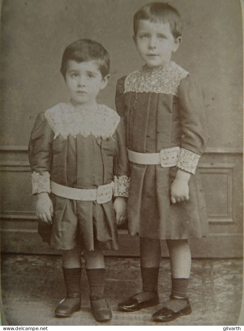 Photo Cdv Laporte, Mourmelon Le Grand - 2 Petits Garçons François-Xavier Et Paul Lacombe De La Tour Ca 1890-95  L679 - Anciennes (Av. 1900)