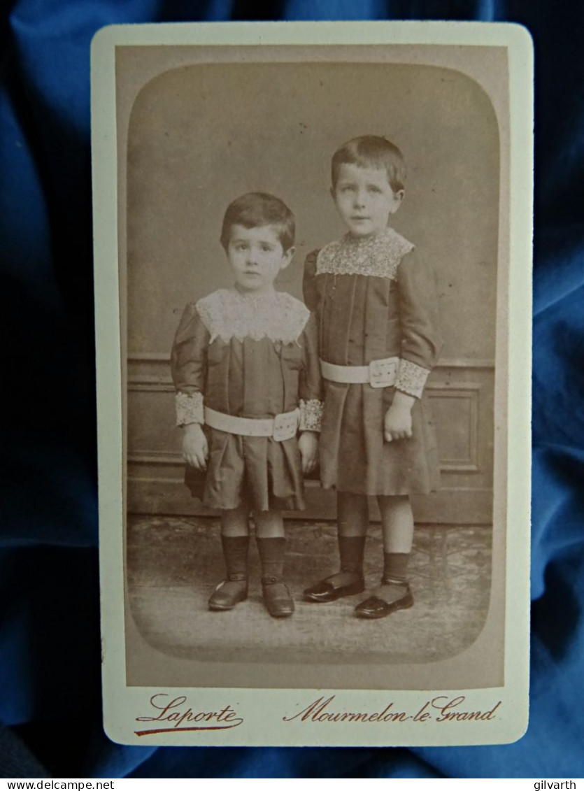 Photo Cdv Laporte, Mourmelon Le Grand - 2 Petits Garçons François-Xavier Et Paul Lacombe De La Tour Ca 1890-95  L679 - Anciennes (Av. 1900)