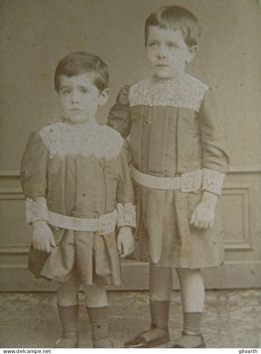 Photo Cdv Laporte, Mourmelon Le Grand - 2 Petits Garçons François-Xavier Et Paul Lacombe De La Tour Ca 1890-95  L679 - Oud (voor 1900)