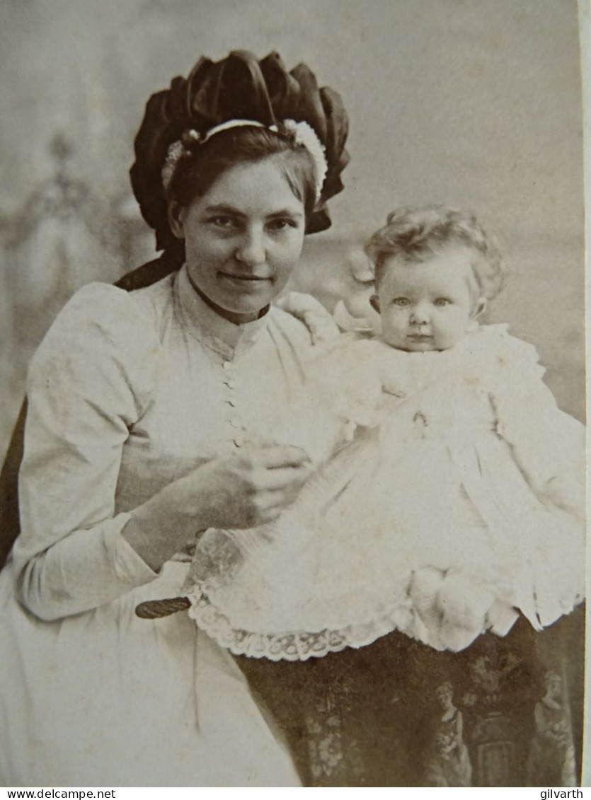 Photo Cdv F. Caboud, Annecy - Yvonne Lacombe De La Tour, 6 Mois Et Sa Nounou, Nourrice, En Juin 1893 L679 - Ancianas (antes De 1900)