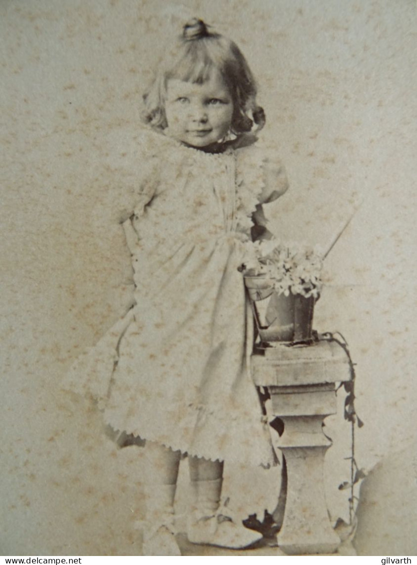 Photo Cdv Vve Hermann, Paris -  Yvonne Lacombe De La Tour, 2 Ans 4 Mois En 1894 L679 - Anciennes (Av. 1900)