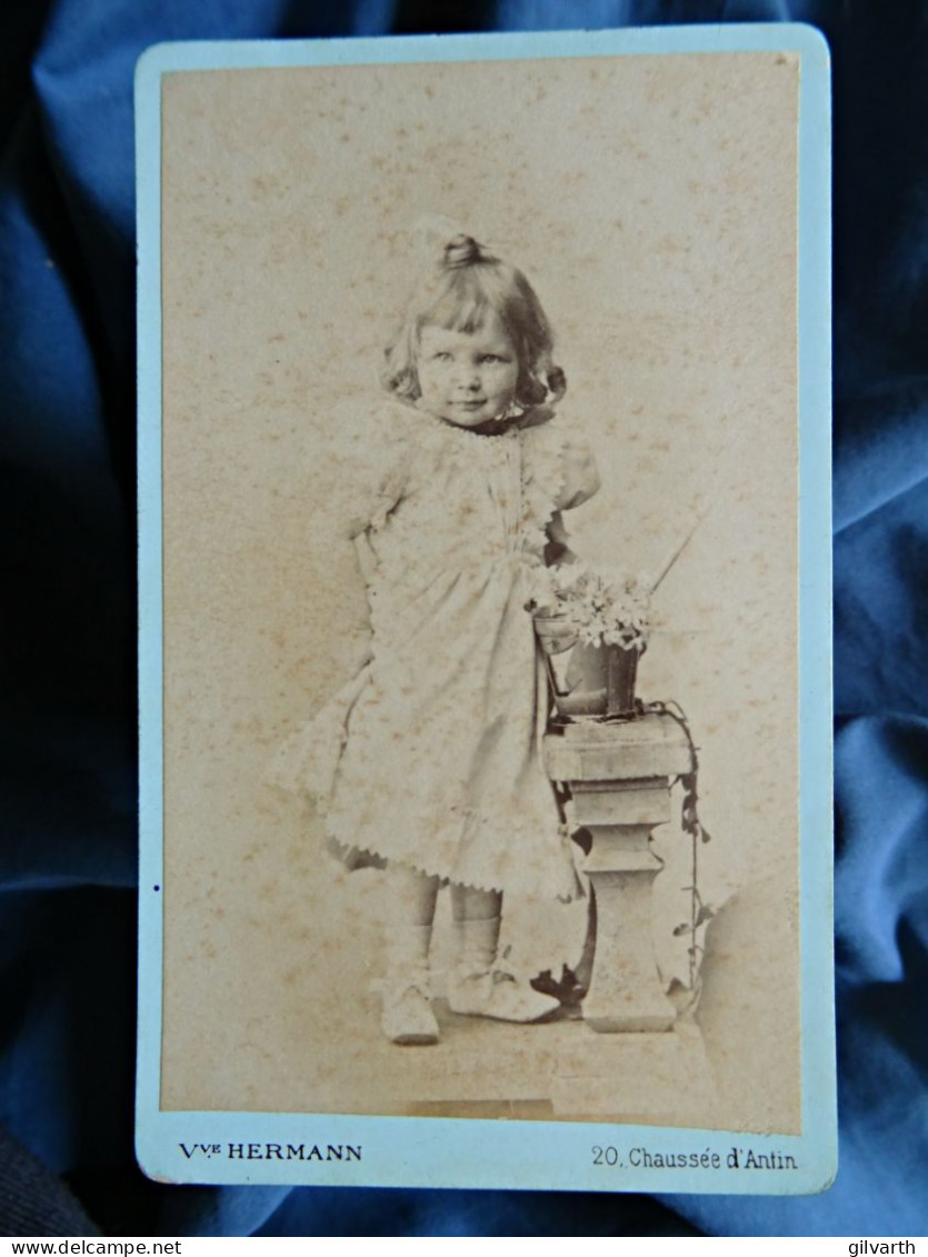 Photo Cdv Vve Hermann, Paris -  Yvonne Lacombe De La Tour, 2 Ans 4 Mois En 1894 L679 - Old (before 1900)